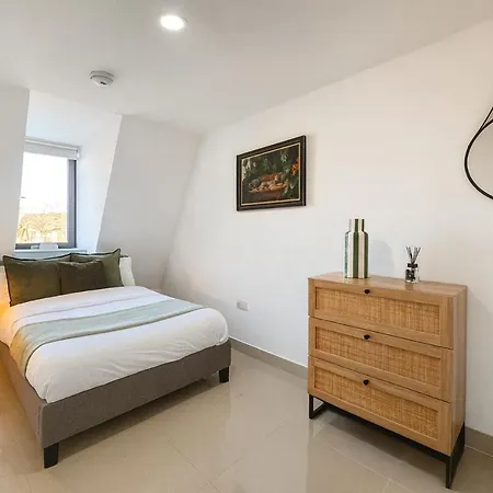 3 Bed - 3 Bath - Sleeps 6 - Arena - * Leeds (West Yorkshire)