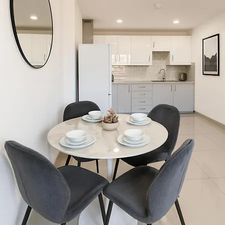 Apartment 3 Bed - 3 Bath - Sleeps 6 - Arena - *