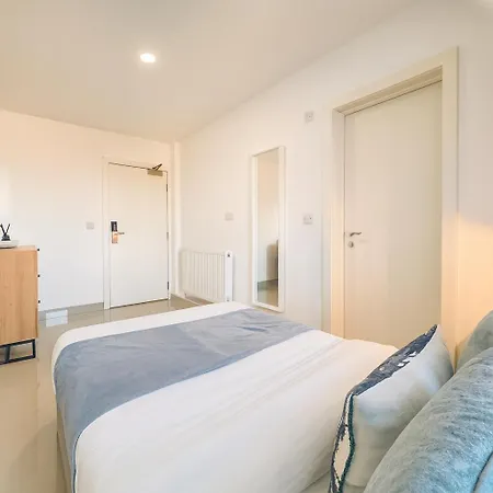 3 Bed - 3 Bath - Sleeps 6 - Arena - * Leeds (West Yorkshire)