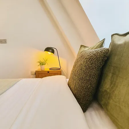 Apartment 3 Bed - 3 Bath - Sleeps 6 - Arena - *