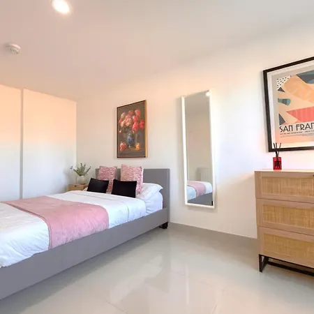 3 Bed - 3 Bath - Sleeps 6 - Arena -