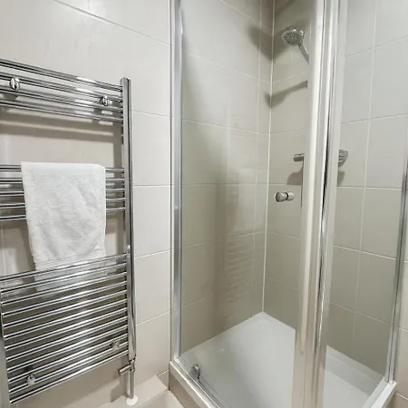 3 Bed - 3 Bath - Sleeps 6 - Arena - Apartment