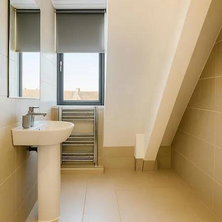 Apartment 3 Bed - 3 Bath - Sleeps 6 - Arena - *