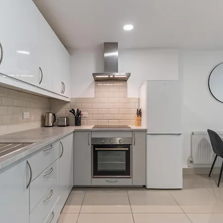 Apartment Clarendon Escape - 3 Beds - 3 Bath - Sleeps 6 *