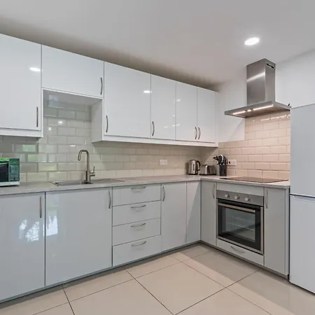 Apartment Clarendon Escape - 3 Beds - 3 Bath - Sleeps 6