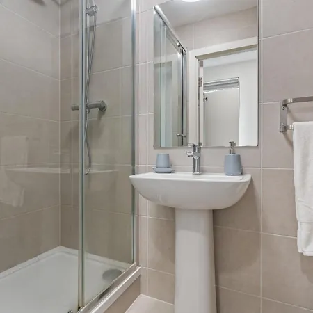 Clarendon Escape - 3 Beds - 3 Bath - Sleeps 6 * Leeds (West Yorkshire)
