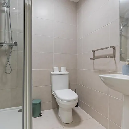 Apartment Clarendon Escape - 3 Beds - 3 Bath - Sleeps 6 *