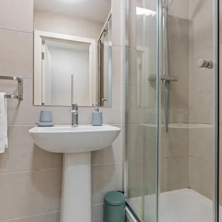 Clarendon Escape - 3 Beds - 3 Bath - Sleeps 6 * Leeds (West Yorkshire)