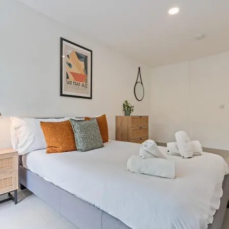 Clarendon Escape - 3 Beds - 3 Bath - Sleeps 6