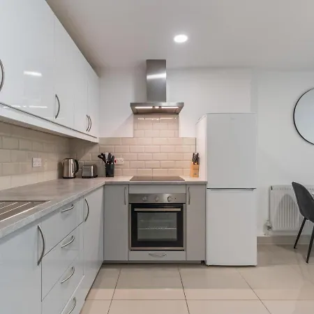Clarendon Escape - 3 Beds - 3 Bath - Sleeps 6 Apartment *