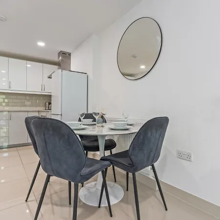 Apartment Clarendon Escape - 3 Beds - 3 Bath - Sleeps 6 *