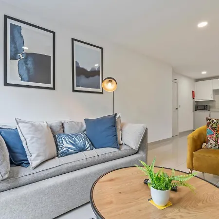Apartment Clarendon Escape - 3 Beds - 3 Bath - Sleeps 6 *