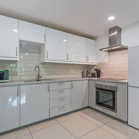 Clarendon Escape - 3 Beds - 3 Bath - Sleeps 6 * Leeds (West Yorkshire)