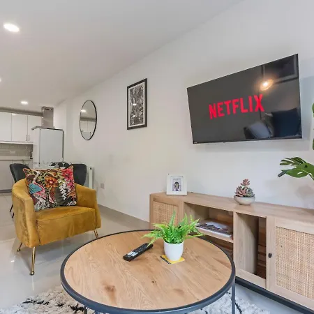 Clarendon Escape - 3 Beds - 3 Bath - Sleeps 6 Apartment
