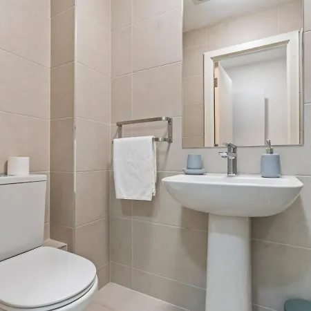 Apartment Clarendon Escape - 3 Beds - 3 Bath - Sleeps 6 *
