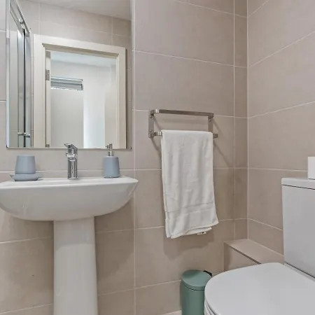 Clarendon Escape - 3 Beds - 3 Bath - Sleeps 6 * Leeds (West Yorkshire)
