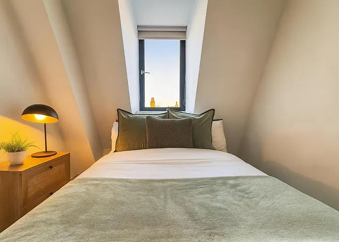 3 Bed - 3 Bath - Sleeps 6 - Arena - *