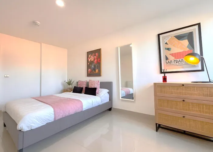 3 Bed - 3 Bath - Sleeps 6 - Arena -